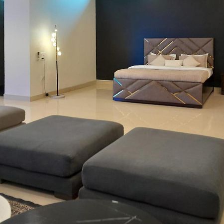Stayvista At Wandering Vines Indoor Pool 4Bhk Luxury Villa In Delhi Sohna Buitenkant foto