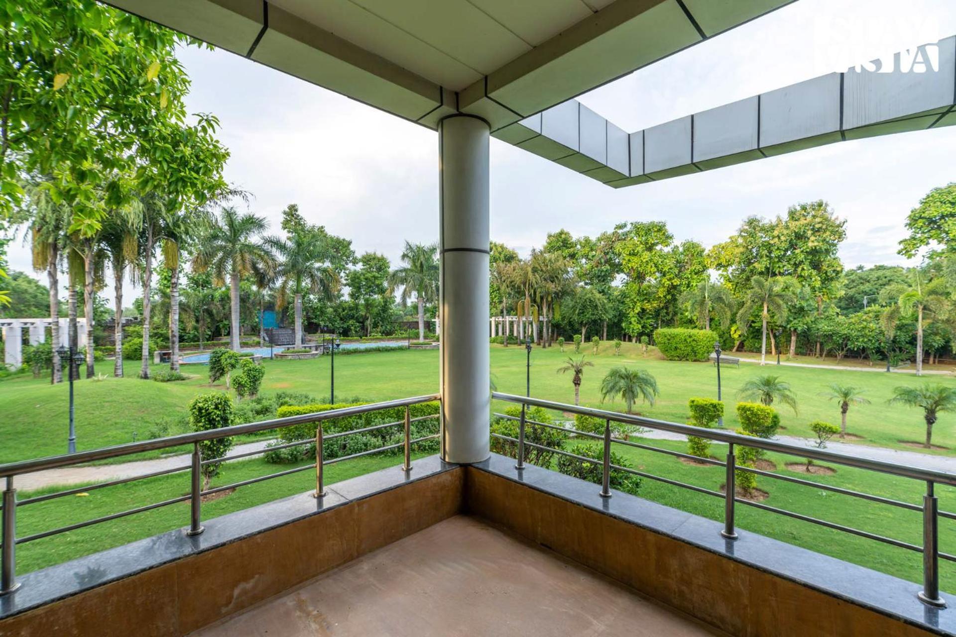 Stayvista At Wandering Vines Indoor Pool 4Bhk Luxury Villa In Delhi Sohna Buitenkant foto